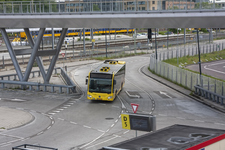 847242 Afbeelding van een lege streekbus op het Stationsplein bij Utrecht Centraal tijdens een 24-uurs openbaar ...